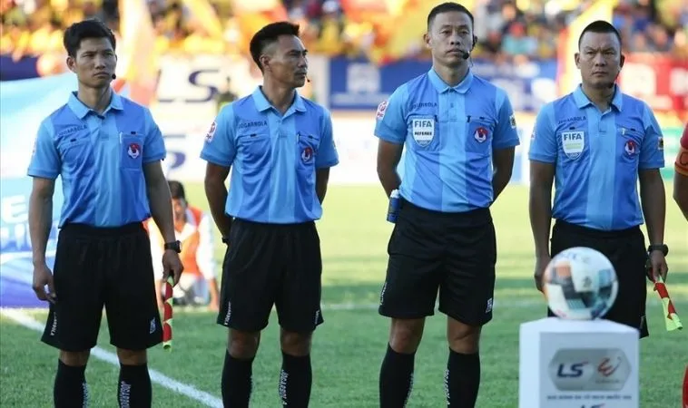 Các trợ lý trọng tài bóng đá